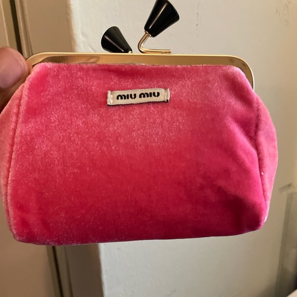 ✨ New Miu Miu Pink Velvet Kiss-Lock Cosmetic Pouch | GWP | Makeup Bag - Picture 3 of 6